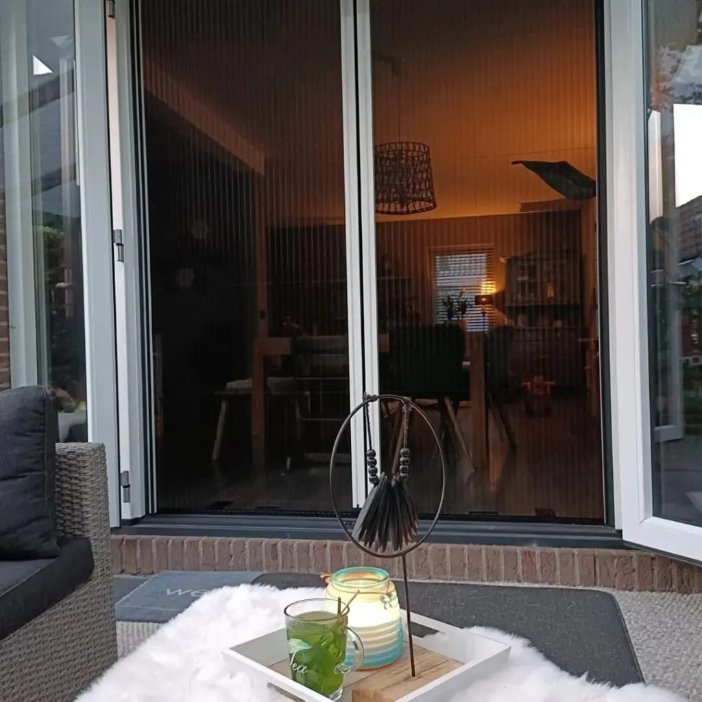Hordeuren Raamdeco-emmen
zonder boren en schroeven